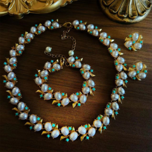 Exquisite Pearl Earrings and Necklace Set for Women - A Timeless Piece of Elegance