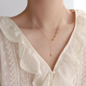 Elegant Women's Four-Leaf Clover Tassel Necklace - Perfect for Commuting and Daily Wear, Locking Bone Chain New Arrival Titanium Steel