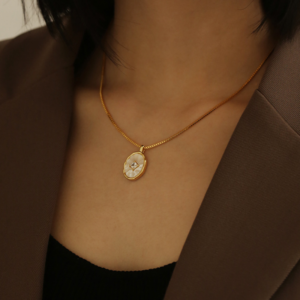 Exquisite Mother of Pearl Necklace for Women - A Timeless Piece of Elegance