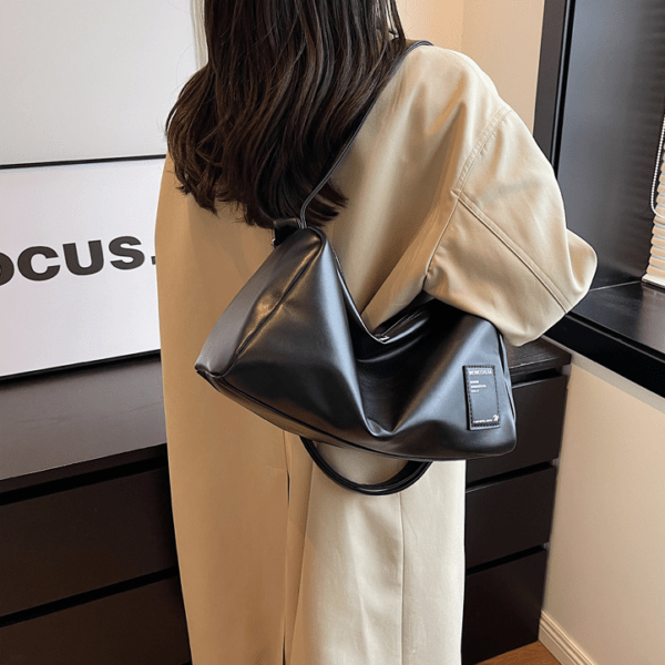 Commuter's Dream: Waterproof Single-Shoulder Bag for the Modern Woman - Image 2